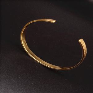 Brazalete de oro de 18K con forma de C para hombres y mujeres, pulsera ajustable con martillo, acabado martillado, venta al por mayor - Product Image 4