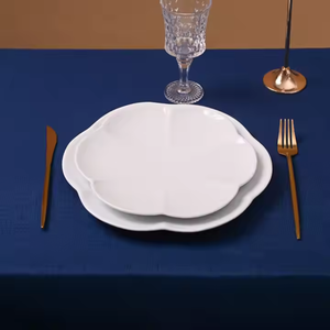 Plaque en céramique blanche en forme de fleur de haute qualité Utilisation durable de restaurant et d'hôtel pour les fêtes - Product Image 6