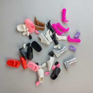 हाई हील्स के साथ छोटे प्लास्टिक स्नीकर्स लड़कियों के खेल और सजावट के लिए कपड़े - Product Image 6