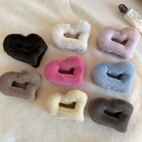 Pince à cheveux cœur en peluche douce et adorable, pince requin mignonne et duveteuse, élégante pour femmes, pour fixer les coiffures à l'arrière de la tête