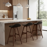Tabouret de bar sculptural en noyer EKAR Oslo avec siège en cuir noir profilé