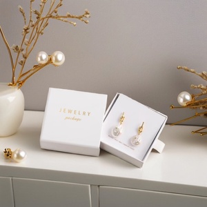 Boîte de rangement pour bijoux en carton rigide Crown Win 3,5x3,5x2, imprimée en feuille d'or, doublée d'une éponge, expédition sécurisée, matériaux recyclés - Product Image 1