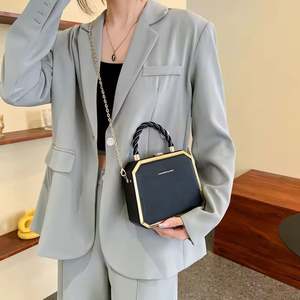 Bolso de mano elegante de terciopelo para mujer con cadena, ideal para fiestas y eventos. Bolso de noche de terciopelo para mujer. - Product Image 4