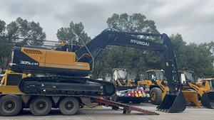 Excavatrice Hyundai 305LC-9T d'occasion 2020, faible nombre d'heures (2000 heures), bon état, moteur Cummins, pompe hydraulique, pour travaux de construction à Shanghai - Product Image 4