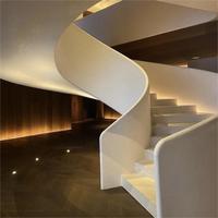Escalier Courbé de Luxe pour Grande Entrée avec Garde-Corps en Verre et Marches en Bois Massif – Fourniture pour Projet de Mansion Personnalisé