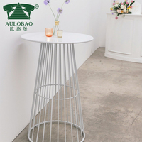 Tables et chaises hautes d'extérieur modernes en fer blanc avec plateau en MDF pour clubs, hôtels et appartements