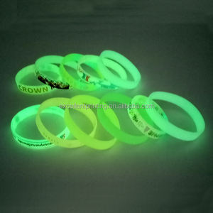 गहरे सिलिकॉन कलाई बैंड में कस्टम चमक सिलिकॉन चमकदार कंगन चमकदार कंगन आकर्षक कंगन कस्टम लोगो खेल उपहार के लिए - Product Image 2