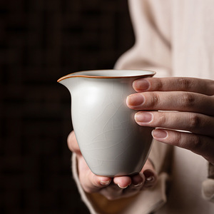 ถ้วยชาพอร์ซเลนรูปไข่สีเบจเคลือบลายแตกแบบกังฟู ยี่ห้อ Ru Kiln Fair Cup - Product Image 2