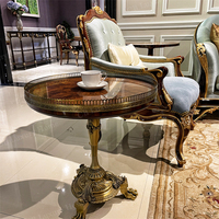 Table d'appoint de luxe britannique, cadre en bois artisanal, table ronde sculptée avec détails dorés sculptés à la main