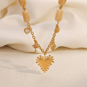Collar con colgante de corazón de acero inoxidable, cadena de cuentas de resina chapada en oro de 18k para mujer, joyería de moda, cadena para suéter de otoño e invierno - Product Image 1