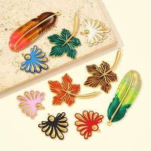 Pendentif en forme de cœur, de rose, de <span class=keywords><strong>feuille</strong></span> <span class=keywords><strong>d</strong></span>'érable, de fleur et de plume en acier inoxydable de style français - Product Image 2