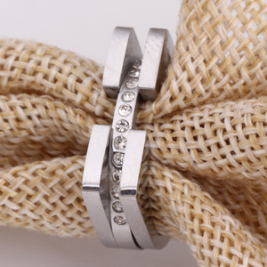 Bague en acier inoxydable 304 double couche en forme de fer à cheval avec diamants, style européen et américain, pour femme - Product Image 2