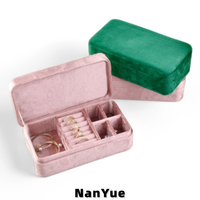 Boîte à bijoux rectangulaire en velours avec couvercle rabattable, multi-compartiments, portable, avec logo personnalisé, pour organiser les bagues et les boucles d'oreilles
