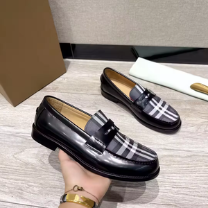 Zapatos casuales de lujo para hombre, de diseñador de moda, formales para negocios, con parte superior de charol, entresuela de goma, suela suave y tela de algodón. - Product Image 1