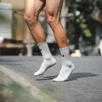 Chaussettes de course performantes pour hommes et femmes, chaussettes de cyclisme et de course de haute qualité avec logo personnalisé, chaussettes de sport à compression anti-transpiration