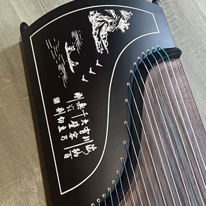 L'usine produit des guzhengs et des guqins sur mesure avec divers motifs. Ils proposent également des services de gravure et une livraison rapide. - Product Image 3