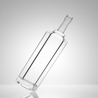 Bouteille à liqueur géométrique haute en verre, directement de l'usine, avec bouchon en liège et capuchon pulvérisateur, surface transparente pour étiquette personnalisée
