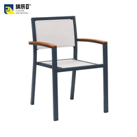 Fauteuil de jardin moderne, imperméable et léger, avec structure en acier galvanisé, sangles en tissu blanc et accoudoirs en WPC, idéal pour la cour.
