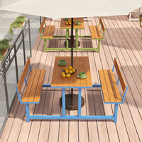 Ensemble table et chaise monobloc d'extérieur avec dossier intégré, idéal pour les cafés, les cours et les cantines, avec parasol en bambou intégré pour la restauration.