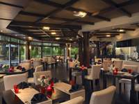 Dubai Premium Hotel Oak Dining Collection Tables de banquet rondes avec chaises en cuir pour les stations balnéaires de luxe