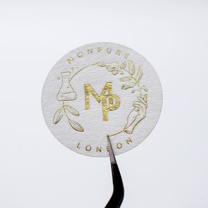 Adesivi adesivi in carta di cotone opaco in goffratura di lusso personalizzati per imballaggi - Product Image 3