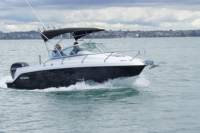 Cabine de bateau de pêche de luxe de yacht de sport à grande vitesse en fibre de verre avec échelle d'eau de pare-brise de moteur hors-bord pour le divertissement
