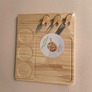 Planche à découper en bois en forme de sapin de Noël avec 4 couteaux à fromage, ensemble de service pour pizza et fruits, durable, antidérapant, antibactérien - Product Image 3