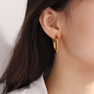 Pendientes de tuerca en forma de C chapados en oro de 18k, de acero inoxidable, elegantes y a la moda, diseño geométrico para mujer, estilo retro simple - Product Image 4