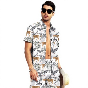 Chemise à manches courtes à col boutonné avec imprimé léopard tropical et palmiers blancs pour homme, ensemble 2 pièces assorti avec short, style décontracté hawaïen - Product Image 1