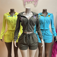 Ensemble de survêtement deux pièces pour femme, orné de rivets, avec veste courte à capuche zippée et short taille haute à cordon de serrage, en tissu doux et extensible