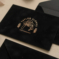 Enveloppes d'invitation élégantes personnalisées en velours avec dorure à chaud, enveloppes photo estampillées à chaud avec monogramme pour les invitations de mariage