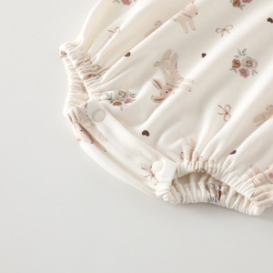 Ensemble de trois pièces pour bébés filles : barboteuse en coton avec col en dentelle, style triangle, et body nouveau-né - Product Image 4