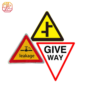 Ensemble de panneaux de signalisation routière triangulaires assortis - Panneaux réfléchissants en aluminium pour la sécurité routière et industrielle - Product Image 1