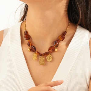 Conjunto de Joyería de Acero Inoxidable Chapado en Oro con Colgante de Mariposa y Flor, Pulsera y Collar de Cuentas de Resina Irregulares Marrón-Rojo - Product Image 1