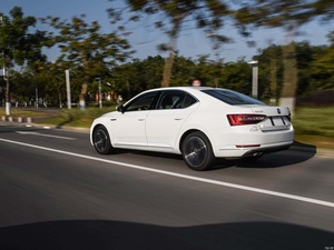 2025 superba <span class=keywords><strong>Skoda</strong></span> di lusso berlina di medie dimensioni nuova <span class=keywords><strong>Auto</strong></span> 2.0T 186 CV cambio automatico FWD R18 dimensione del pneumatico sterzo sinistro motore Turbo ACC - Product Image 5