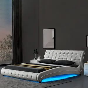 विल्सून बेडरूम फर्नीचर गुच्छेदार डिजाइन कृत्रिम चमड़े का लक्जरी बिस्तर एलईडी लाइट कैमास किंग हेडबोर्ड के साथ डबल लकड़ी का बेड फ्रेम