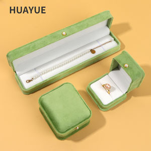 סט תכשיטים הכולל תליון, צמיד ושרשרת, באריזת קטיפה ירוקה יוקרתית בהתאמה אישית של Huayue - Product Image 3