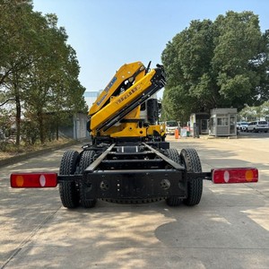 Grue montée sur camion Dongfeng 4x2 avec flèche articulée de 5 tonnes pour la manutention de matériaux, fabriquée en Chine - Product Image 6