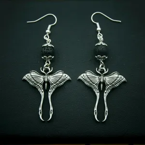 Pendientes Colgantes Vintage de Mariposa Calavera y Esqueleto para Mujer - Joyería de Aleación Inspirada en Emo, Regalo, Accesorio de Moda - Product Image 1