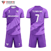 Maillot de football léger en polyester, faible MOQ, délai de livraison court, impression par sublimation pour hommes et femmes, idéal pour les matchs sportifs et les ventes en magasin