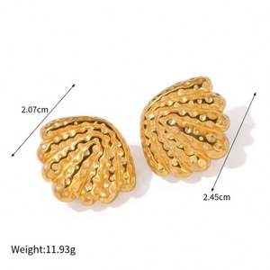 Nouvelle arrivée Boucles d'oreilles épaisses en acier inoxydable plaqué or PVD 18 carats avec coquille en spirale texturée et marteau pour femmes - Product Image 6