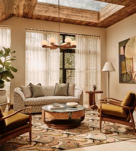 Conjunto de Sillones de Madera Maciza Estilo Mid-Century Personalizado, Sillón con Tapicería Bouclé y Otomana, Detalles Metálicos en Tono Latón para Sala de Estar - Product Image 2