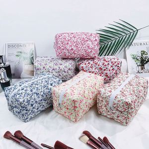 Bolsa de Maquillaje Floral Personalizada, Bolsa Pequeña con Cierre, Linda Bolsa Cosmética Acolchada para Mujer - Product Image 1
