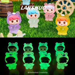 Figura de resina Lanshuo 3D que brilla en la oscuridad, muñeco Q Baby en miniatura, figura de dibujos animados para adorno de escritorio y colgante de coche, unisex, para edades de 8 a 13 años. - Product Image 1