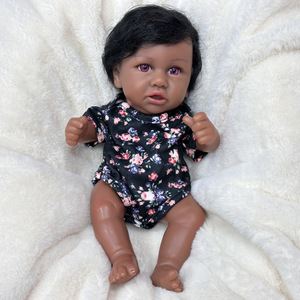 Muñeca bebé de simulación con cabello rizado de 12 pulgadas y ropa floral, muñeca reencarnada, muñeca de piel negra afroamericana - Product Image 3