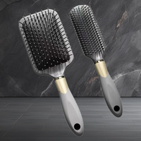 Q379 Ensemble de cinq peignes exclusifs pour hommes plaqués or, comprenant un peigne à boucler, un rouleau volumisant pour cheveux, un peigne à picots massant et un peigne à coussin d'air