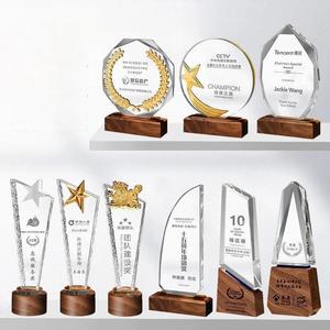 جائزة كريستال زجاجية منقوشة بالليزر من HBL مع قاعدة لهدايا الذكرى السنوية للشركات - Product Image 1