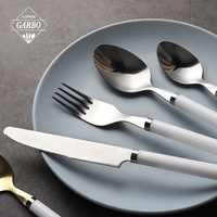 Couverts en or bon marché pour restaurant avec manche en acrylique blanc Fourchette à dîner Cuillère Couteau Designer de luxe Ensemble de couverts en acier inoxydable