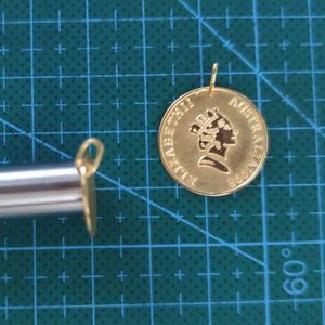 Pendentif pièce de monnaie Xinfly en or pur 18 carats avec portrait de la reine Elizabeth, tendance géométrique pour femme, idéal pour mariage - Product Image 4