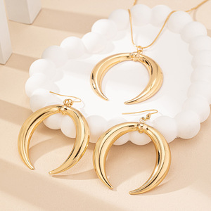 Nouveau à la mode en forme de C petit croissant boucles d'oreilles collier ensemble de bijoux de mode - Product Image 5